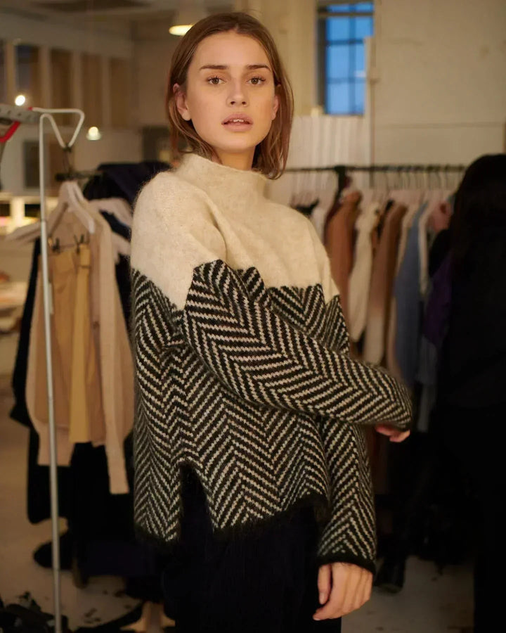 EVA™ |  Elevated Knit with Graphic Edge