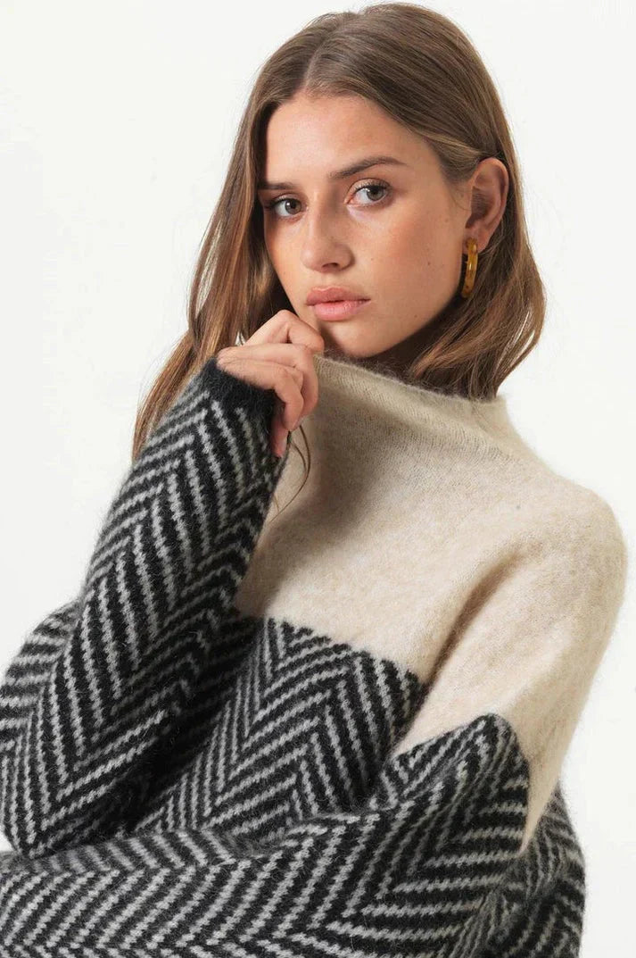 EVA™ |  Elevated Knit with Graphic Edge